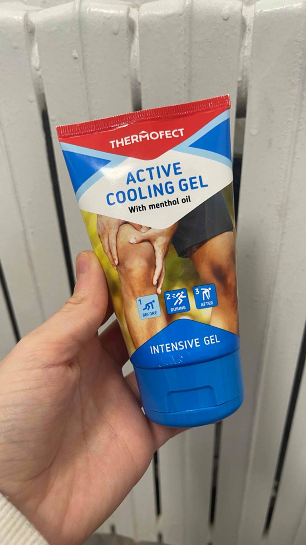 Das getestete Kühlgel von Thermoect wird in der Hand gehalten.