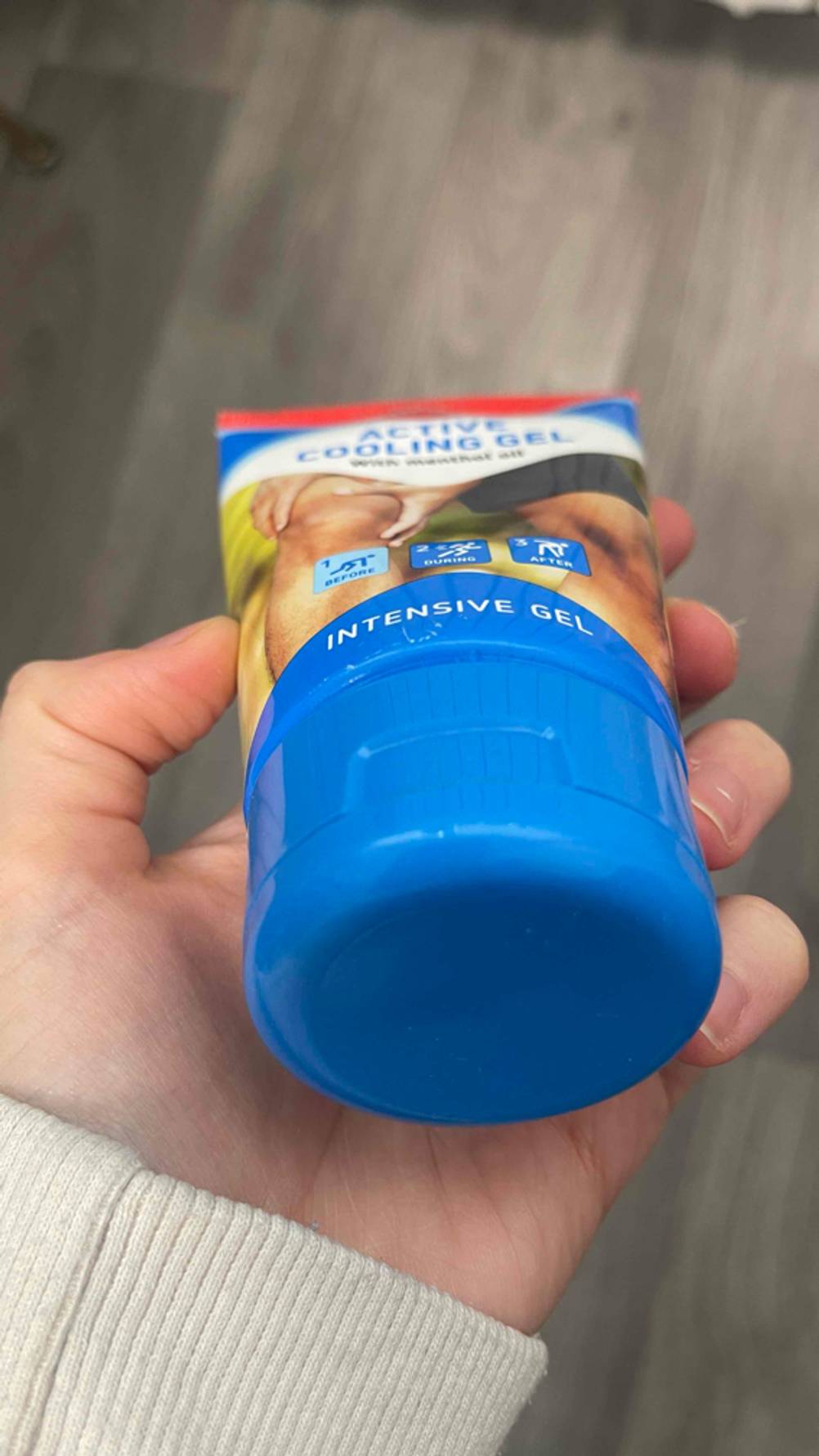 Der Klappverschluss eines getesteten Kühlgels im Fokus.