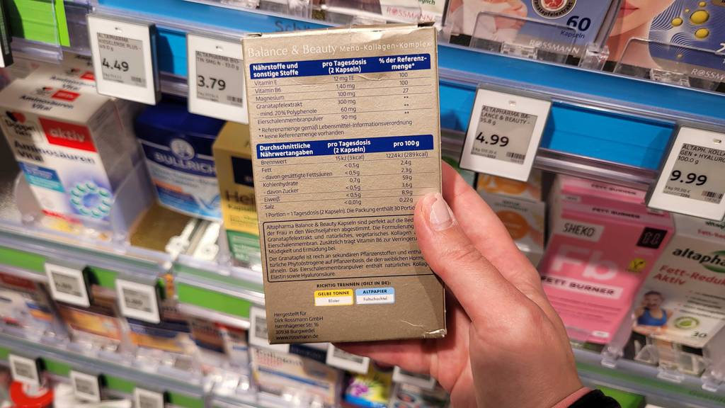 Getestet: Rückseite der Verpackung von Kollagen-Kapseln, die in der Hand gehalten werden.