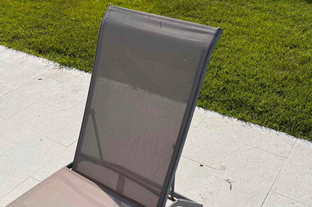 Aluminium-Sonnenliege getestet: Nahaufnahme Lehne.