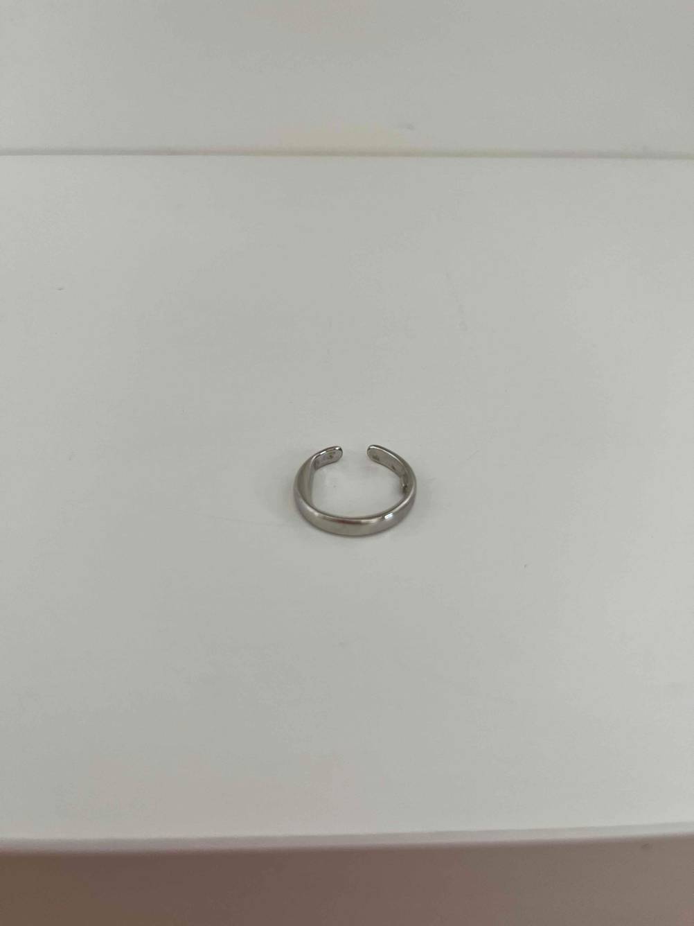 Anti-Schnarchring im Test: Ein Anti-Schnarchring liegt auf einer weißen Fläche