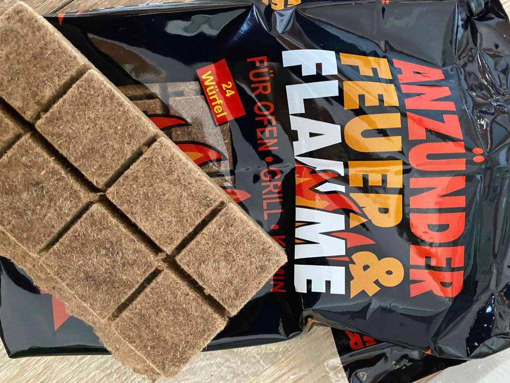 Kaminanzünder Verpackung und Inhalt.