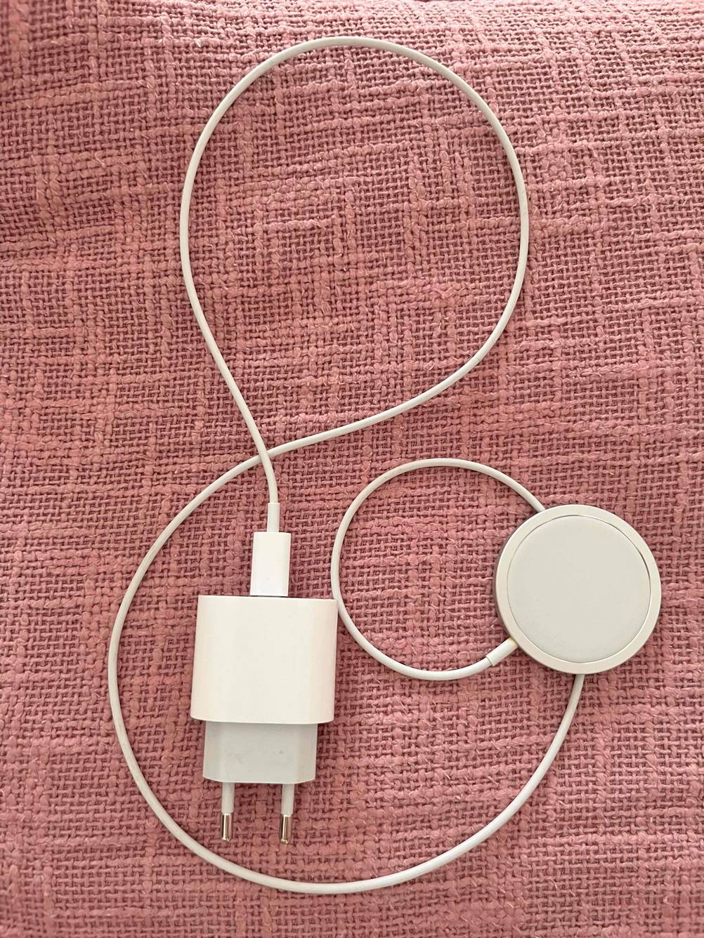 Magnet-Ladekabel getestet: Ein Kabel mit Stormstecker auf einem pinken Stoff.