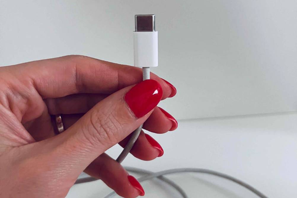 USB-C-Kabel im Test: Kabelende wird in der Hand gehalten
