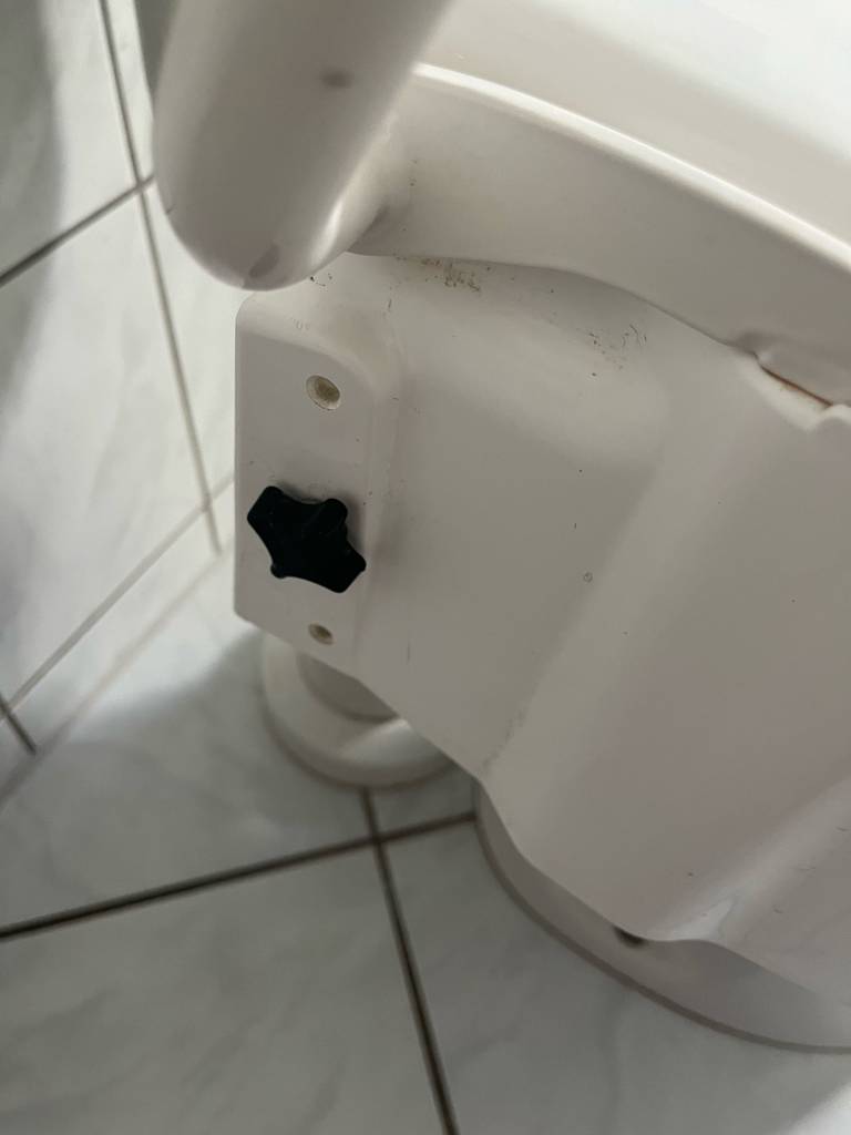 Das Drehelement der getesteten Toilettensitzerhöhungim Fokus.