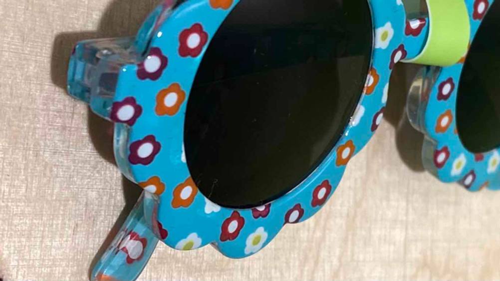 Baby Sonnenbrillen getestet: Nahaufnahme Rahmen und Glas.
