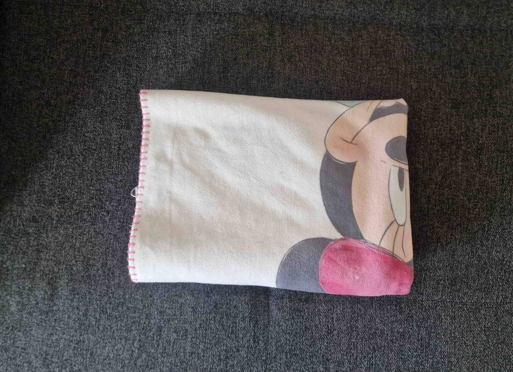Babydecke getestet: eine zusammengefaltete Babydecke mit Minnie Maus als Motiv.