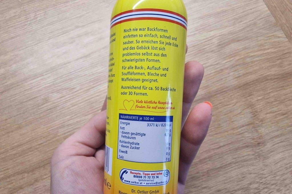 Backtrennspray getestet: Rückseite von Backtrennspray wird in der Hand gehalten mit Nährwertangaben.