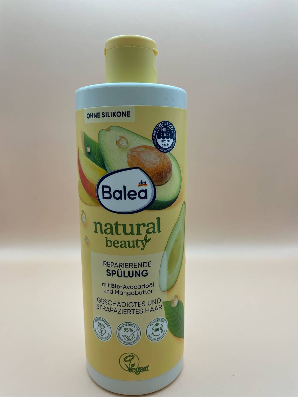 Der getestete Haarbalsam ohne Silikone von Balea steht auf einer weißen Fläche.