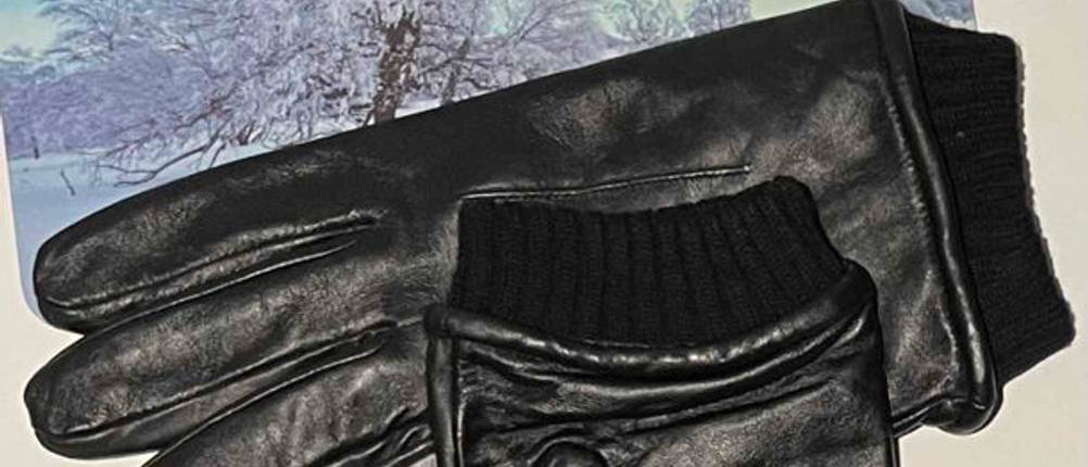 Lederhandschuhe Herren im Test: Zwei überkreuzt auf einer hellen Oberfläche