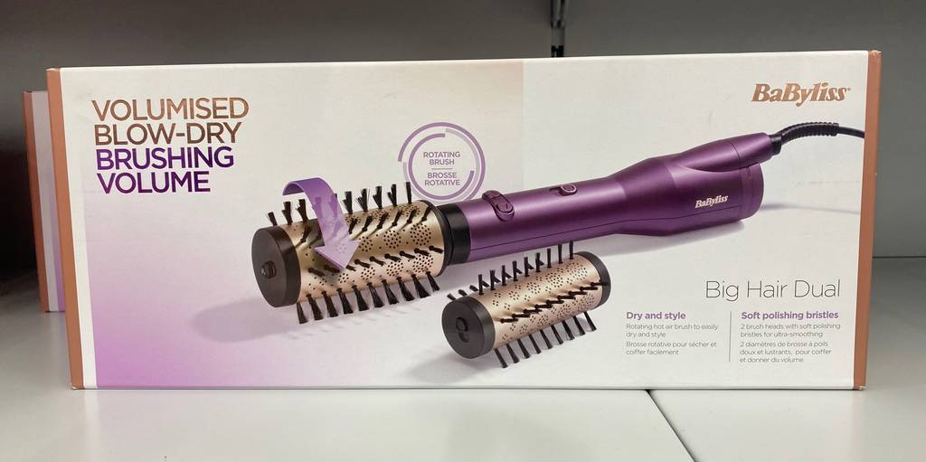 BaByliss-Warmluftbürste im Test: Eine Packung liegt auf einer hellen Oberfläche