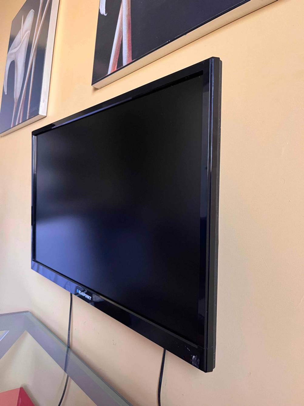Fernseher an der Wand hängend von der Seite gezeigt.