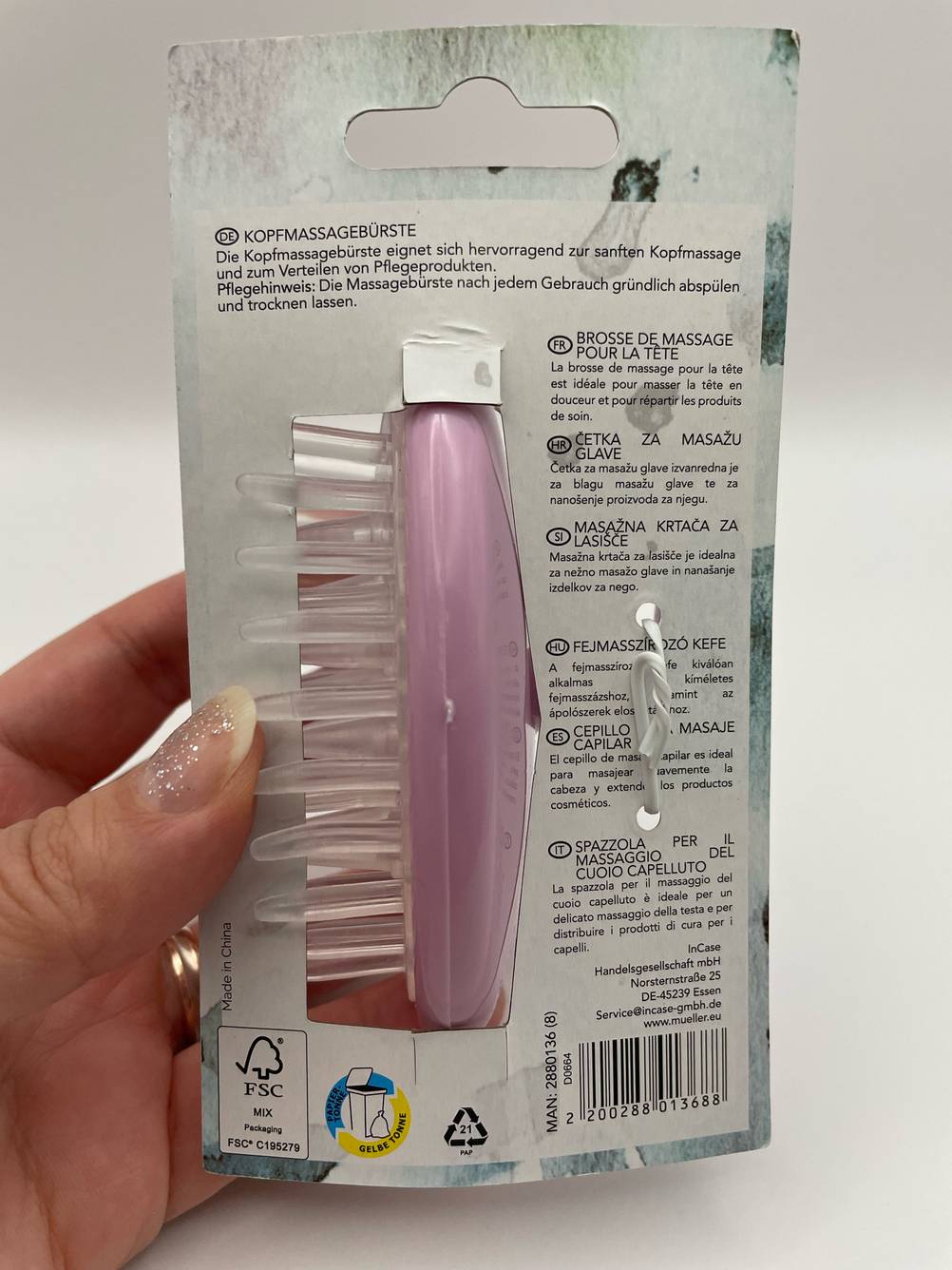 Seitliche Perspektive der getesteten Kopfhaut-Massagebürste in der Farbe Rosa.