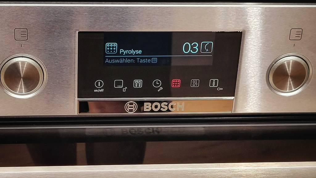 Touchpaneel mit Programmwahl sowie Einschaltknöpfe eines getesteten Bosch-Einbau-Herd-Sets.