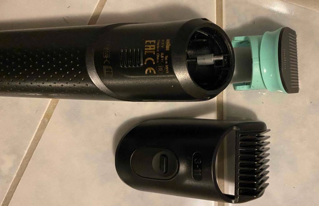 Braun-Rasierer mit verschiedenen Aufsätzen.