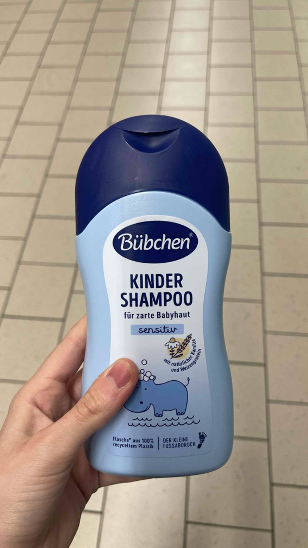 Das getestete Bübchen-Shampoo wird in der Hand gehalten.