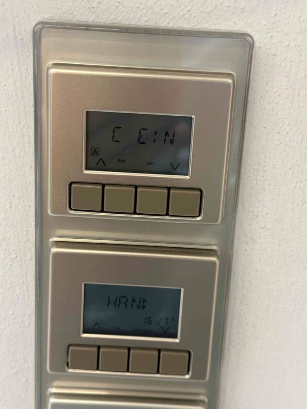 Nahaufnahme einer getesteten Rollladen-Zeitschaltuhr, die über ein Display verfügt.