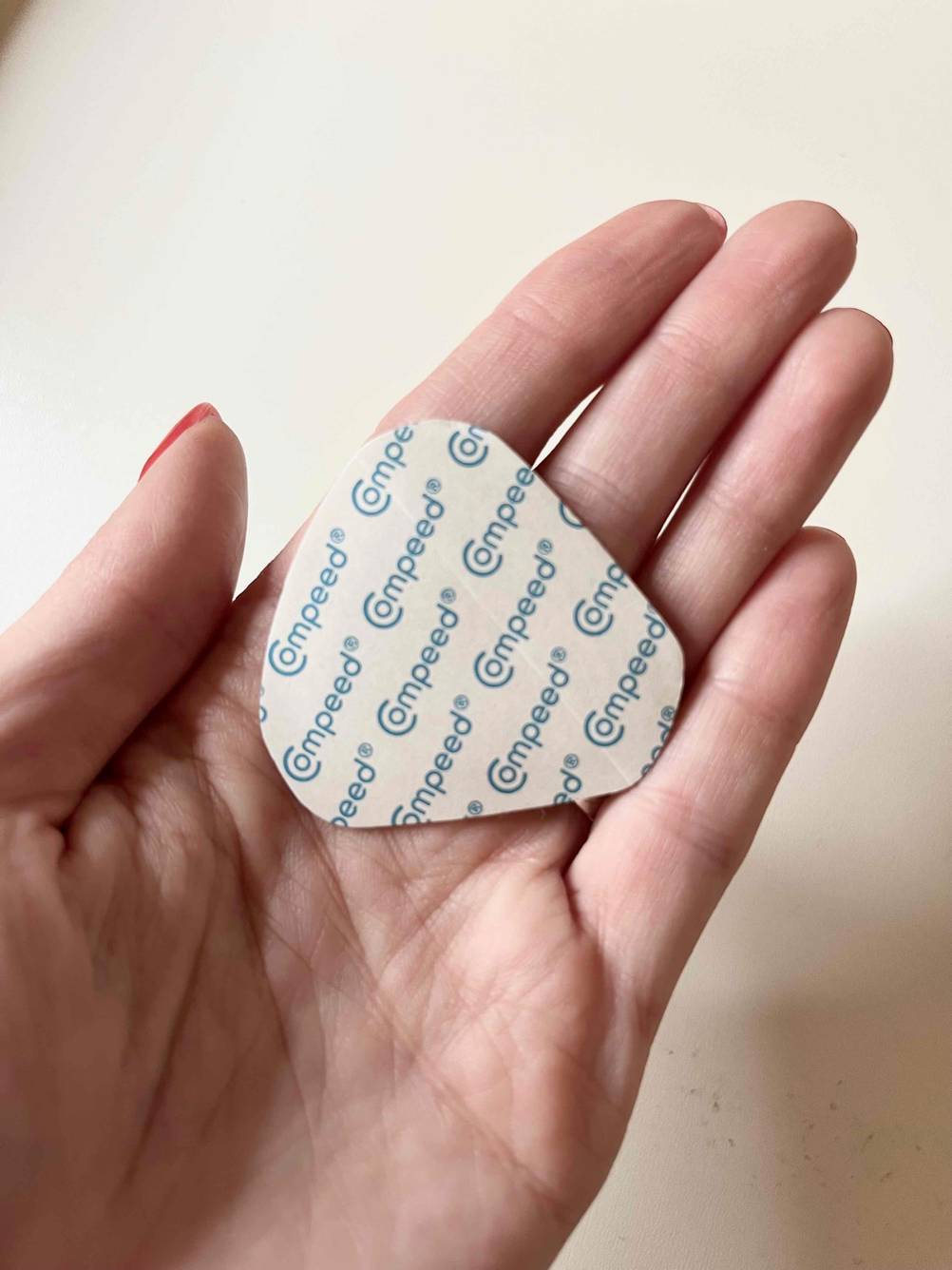 Blasenpflaster getestet: In einer offenen Handfläche liegt ein Blasenpflaster