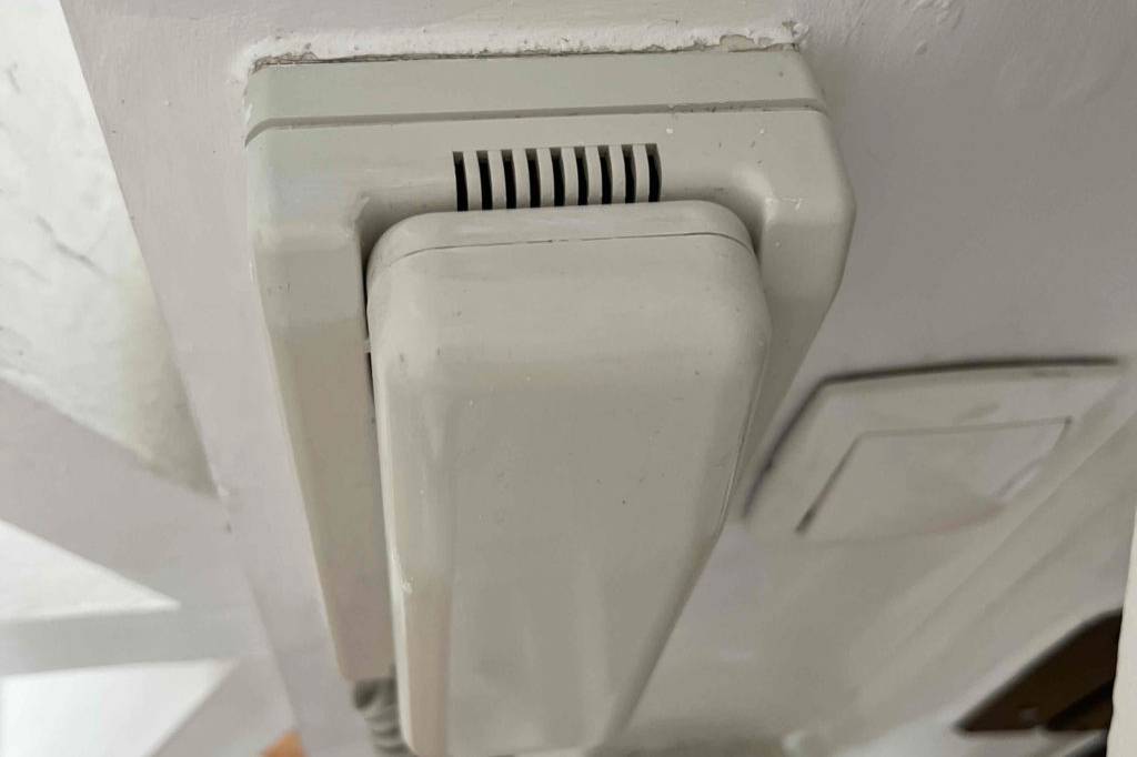 Getestete Türsprechanlage an einer weißen Wand