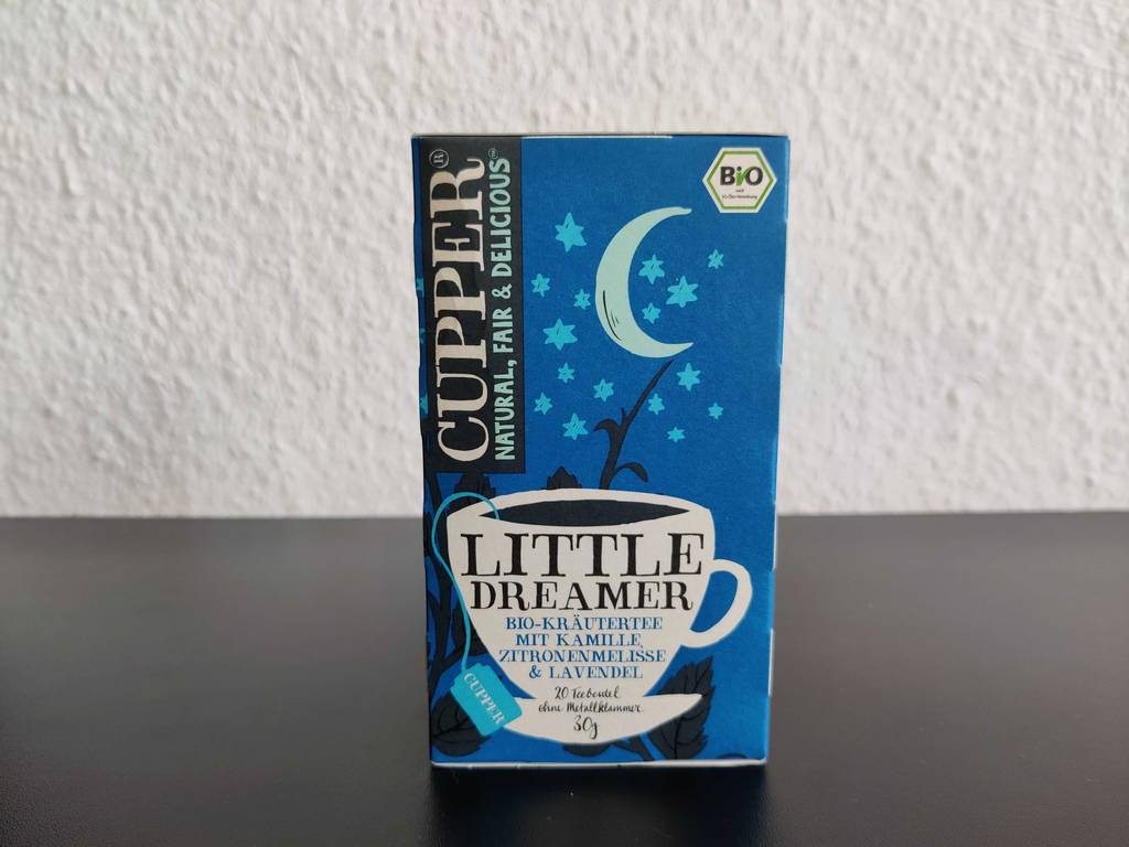 Schlaftee-Verpackung stehend auf einem Tisch.