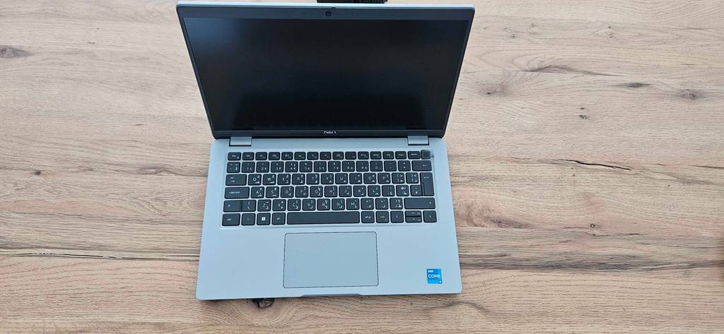 Im Test: Ein Dell-Laptop geöffnet von schräg oben auf einer Holzoberfläche.