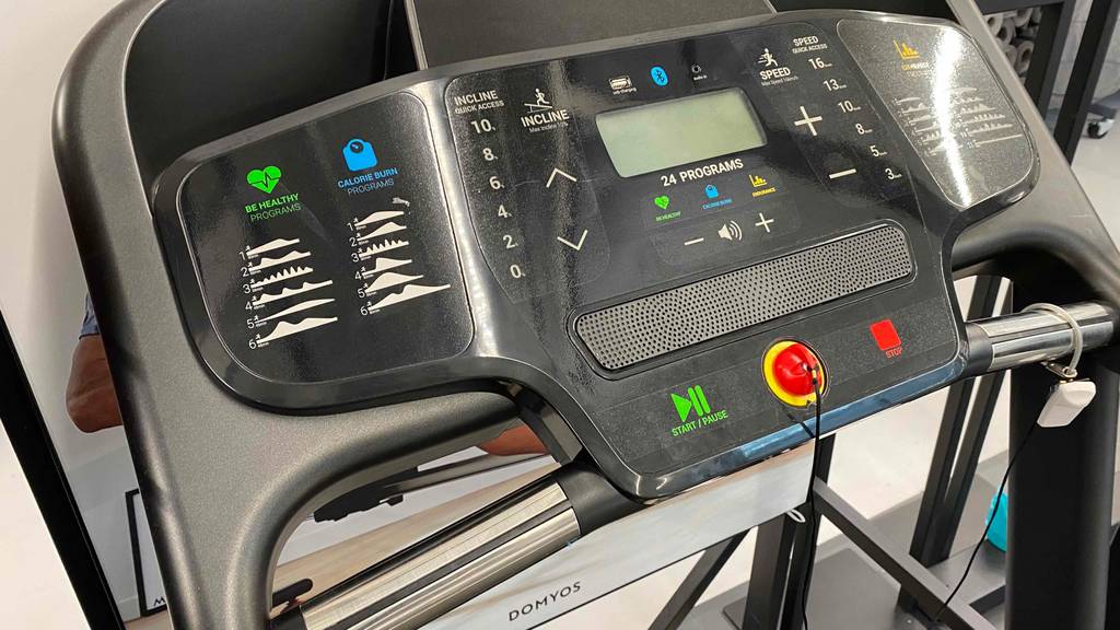 Laufband im Test mit Display und verschiedenen Einstellungen