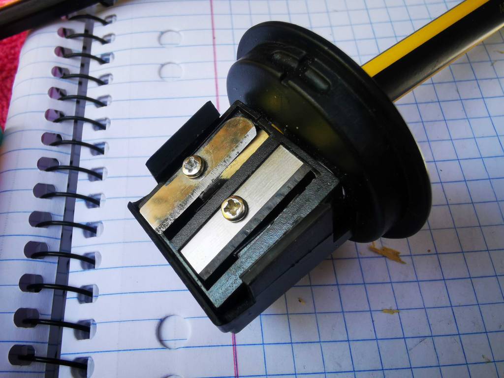 Dosenspitzer-Test: Nahaufnahme des Dosenspitzer-Kopfs mit eingeführtem Stift, der auf einem Matheheft liegt.