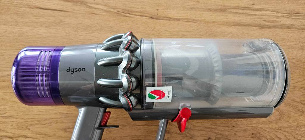 Dyson-Staubsauger im Test: Detailaufnahme Staubbehälter und Motor.