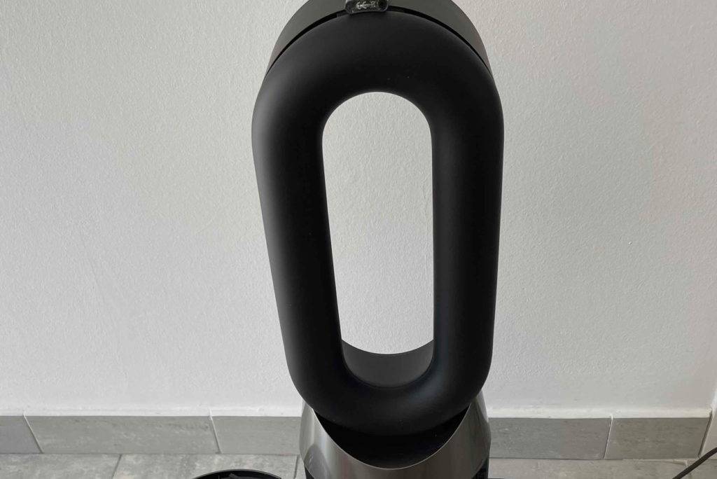 Vorderansicht von einem stehenden, getesteten Dyson-Ventilator inklusive abnehmbarem Filtersystem.