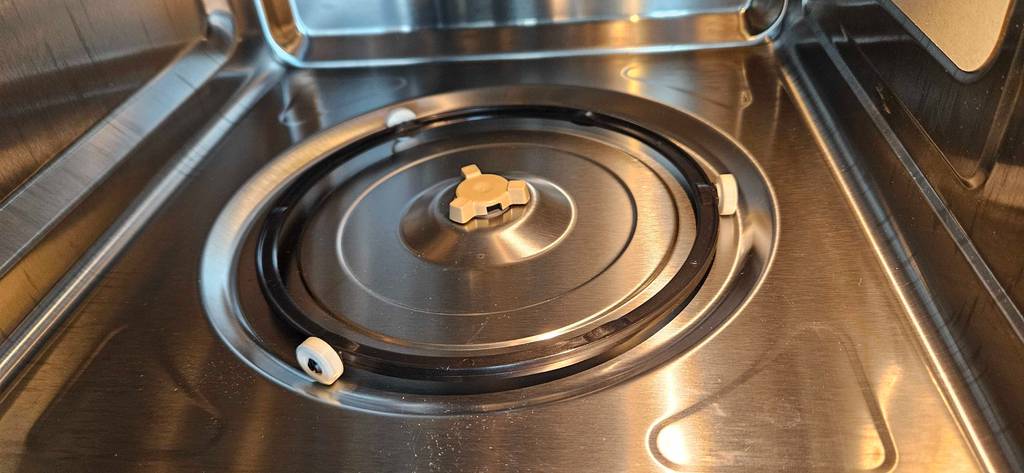 Im Test: Nahaufnahme des Drehmechanismuses in einer Edelstahl-Mikrowelle.