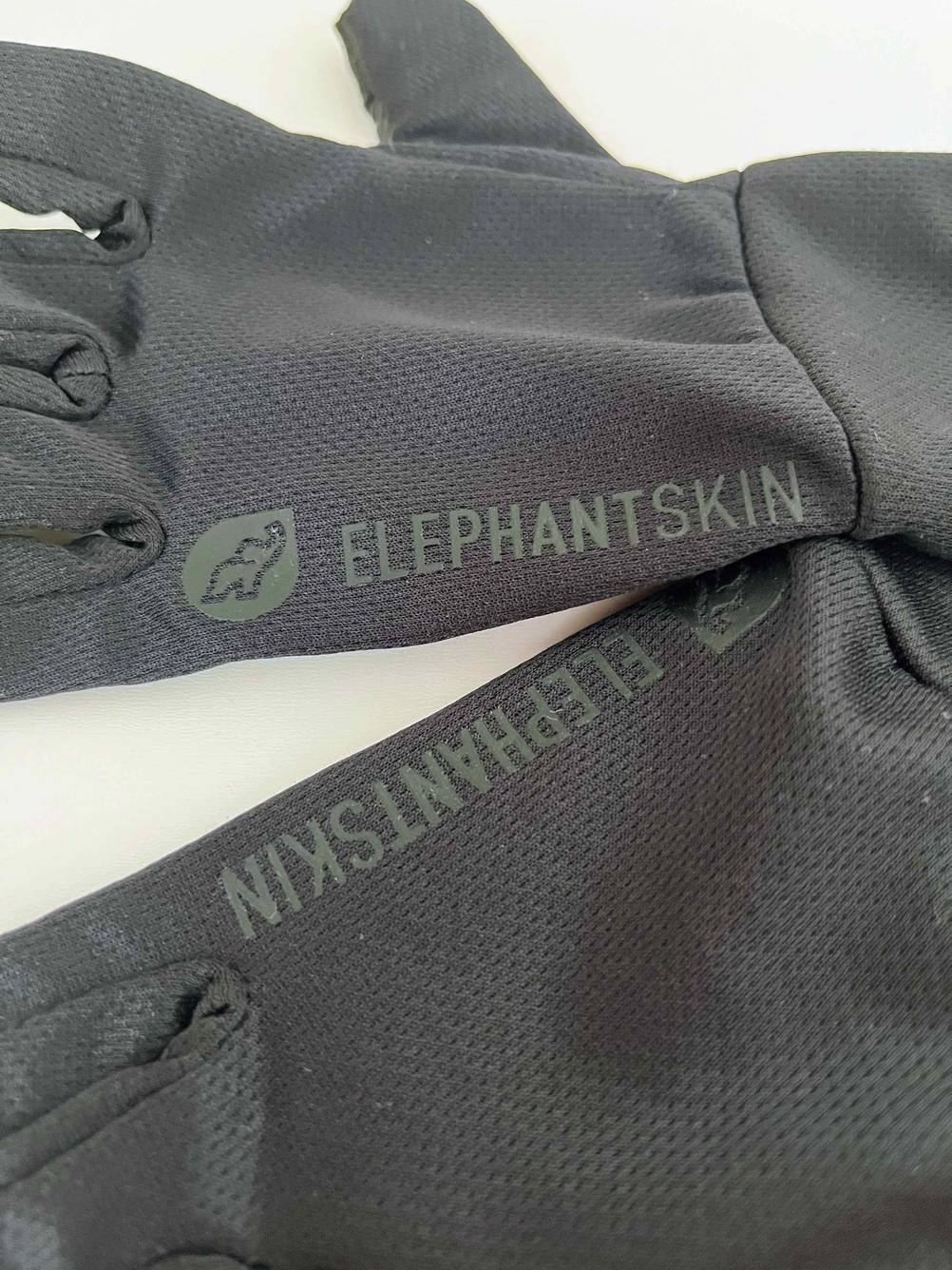 Fitness-Handschuhe getestet: Detailaufnahme des Logos auf den Handschuhen.