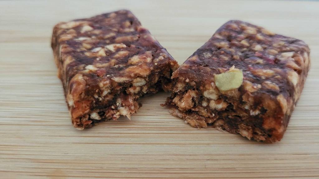 Fruchtriegel im Test: Fruchtriegel in zwei Hälften auf einer Holzoberfläche