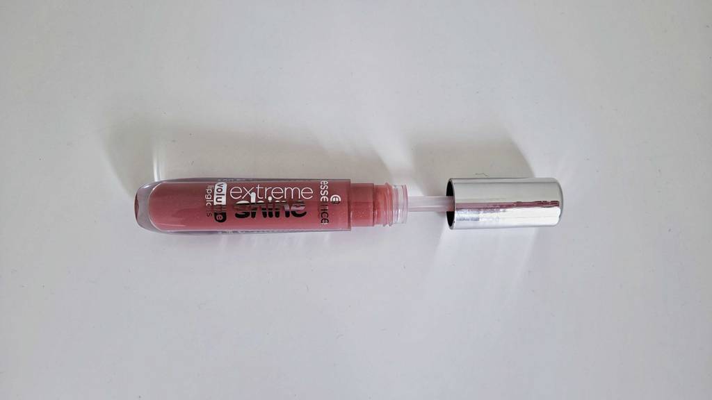Getesteter Lipgloss geöffnet.