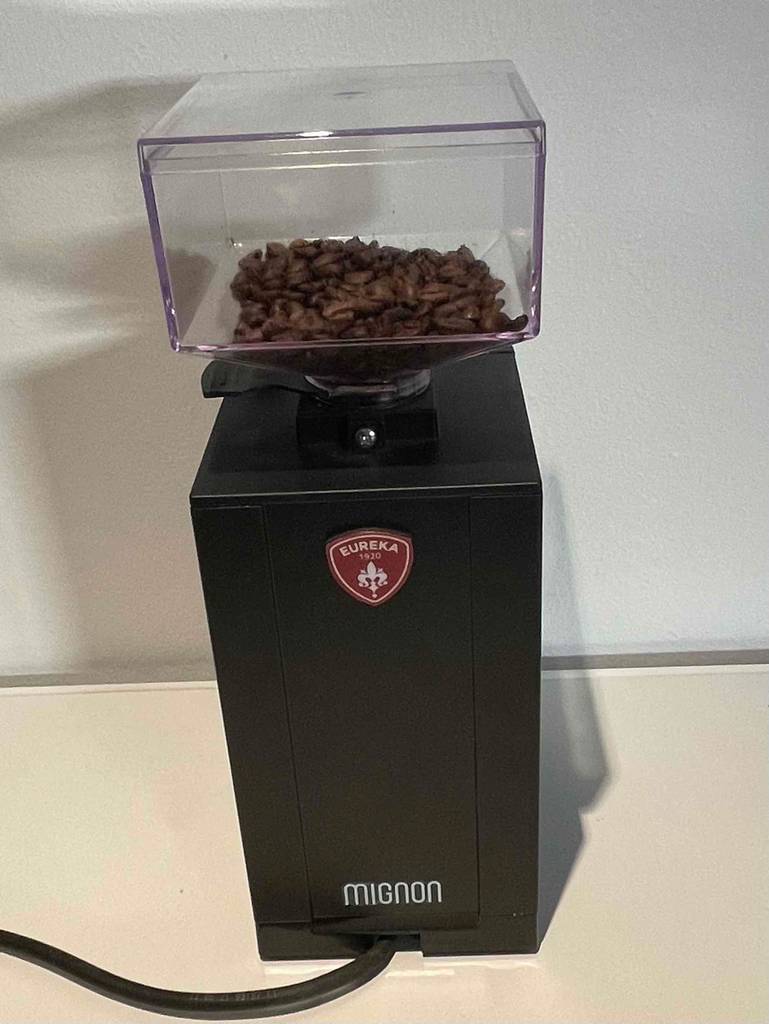Kaffeemühle-Siebträger getestet: stehende Kaffeemühle mit Stromkabel und Kaffeebohnen-Box.