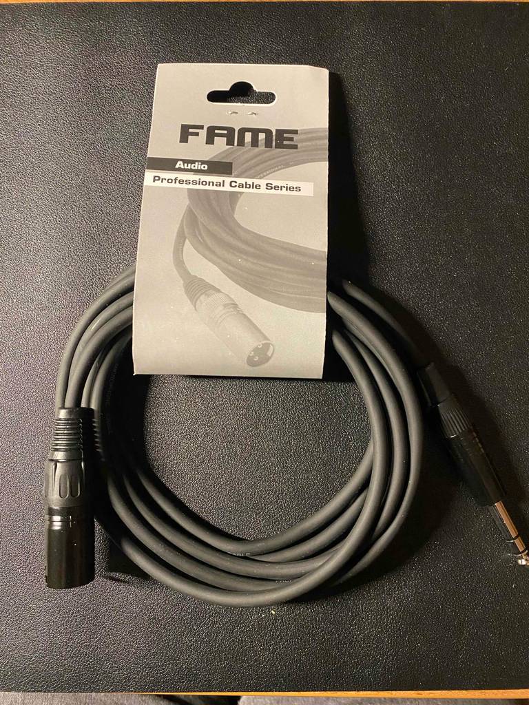 XLR-Kabel getestet: ein schwarzes XLR-Kabel, das sich noch in der Verpackung befindet.
