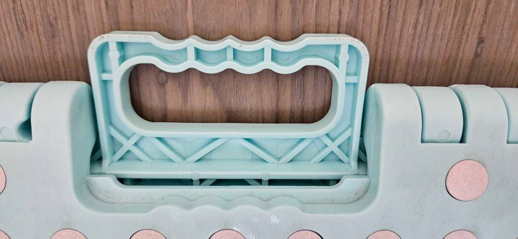 Tritthocker-für-Kinder-Test: Detailaufnahme des Griffes eines Tritthockers.