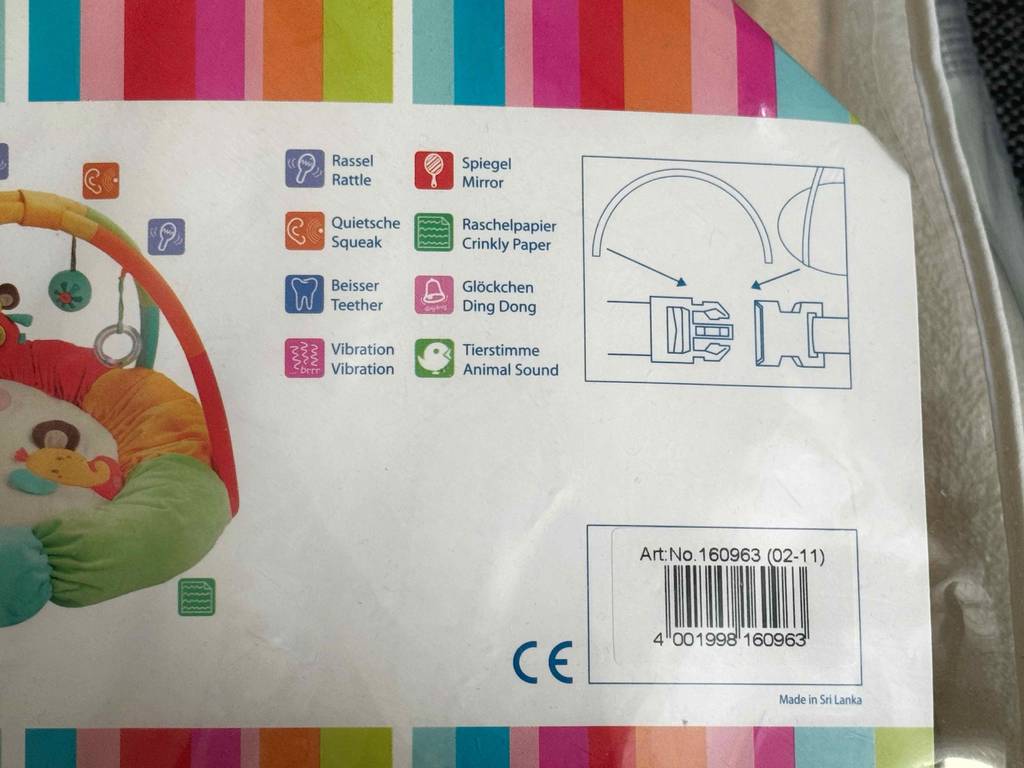 Spielbogen im Test: Verpackung eines Spielbogens mit Hinweisen darauf, welche Fähigkeiten bei diesem Spielbogen gefördert werden.