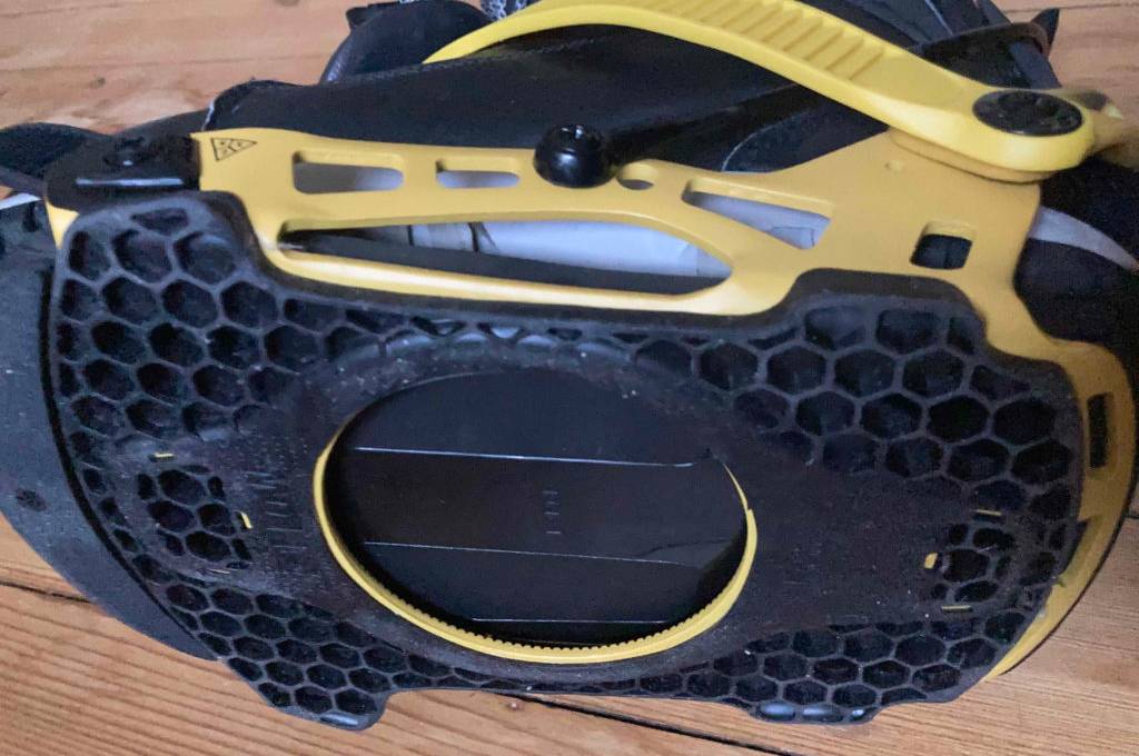 Eine Snowboard-Bindung von unten im Test.