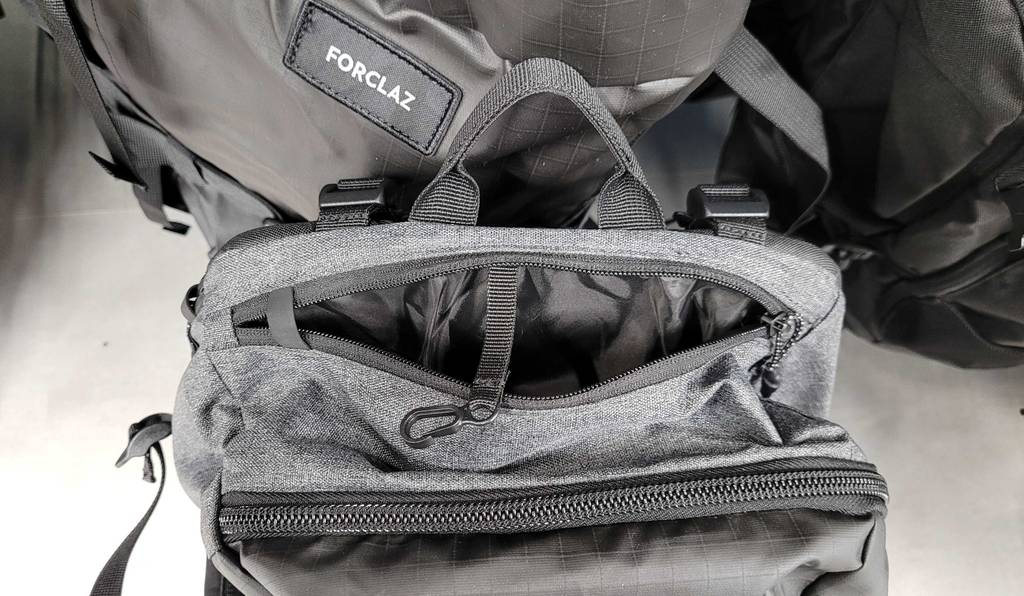Das geöffnete obere Fach des getesteten Rucksacks-40-Liter.