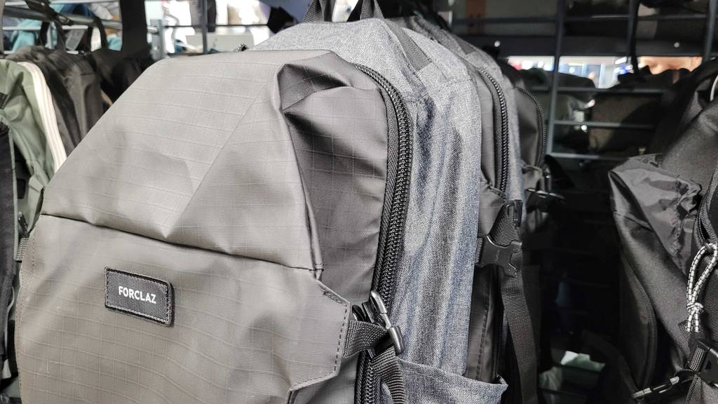 Die äußeren Reißverschlüsse des getesteten Rucksacks-40-Liter.