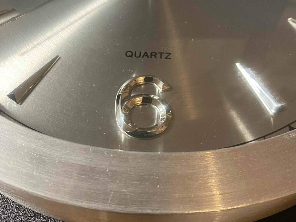 Lautlose-Funk-Wanduhr getestet: die Sechser einer Wanduhr im Blick.