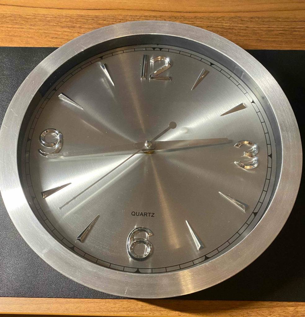Getestete lautlose-Funk-Wanduhr im silbernen Design von oben ersichtlich.