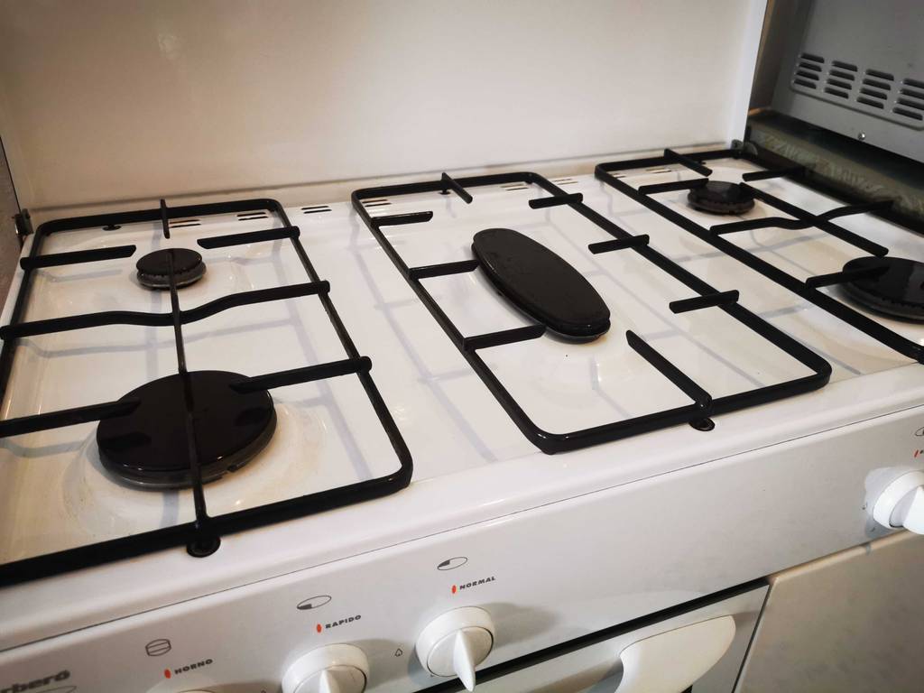 Das getestete 5-flammige Gaskochfeld befindet sich auf einem weißen Küchenherd mit Backofen.