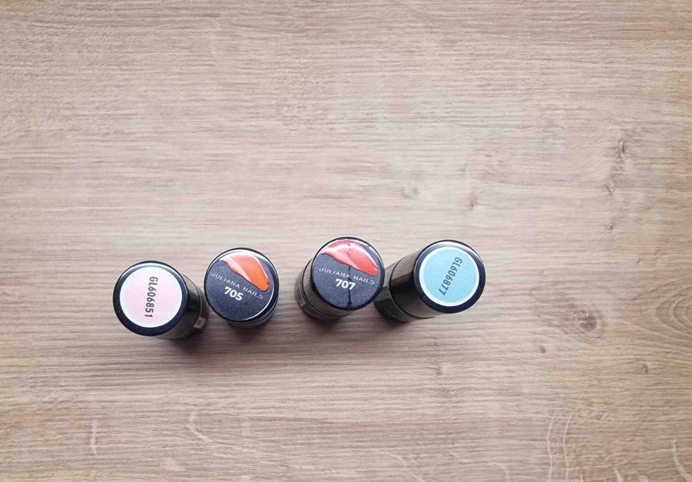 Gel-Nagellack getestet: mehrere Gel-Nagellacke in verschiedenen Farben von oben ersichtlich.
