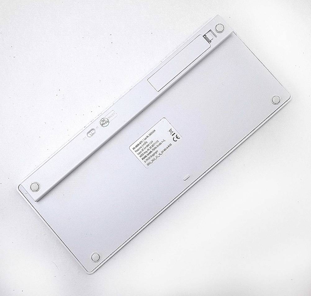 Aluminium-Tastatur-Test: Die Aluminium-Tastatur in der Farbe Weiß liegt mit der Unterseite ersichtlich auf einer weißen Fläche.