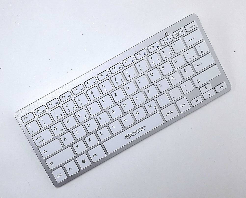 Die getestete Aluminium-Tastatur liegt auf einer weißen Fläche.