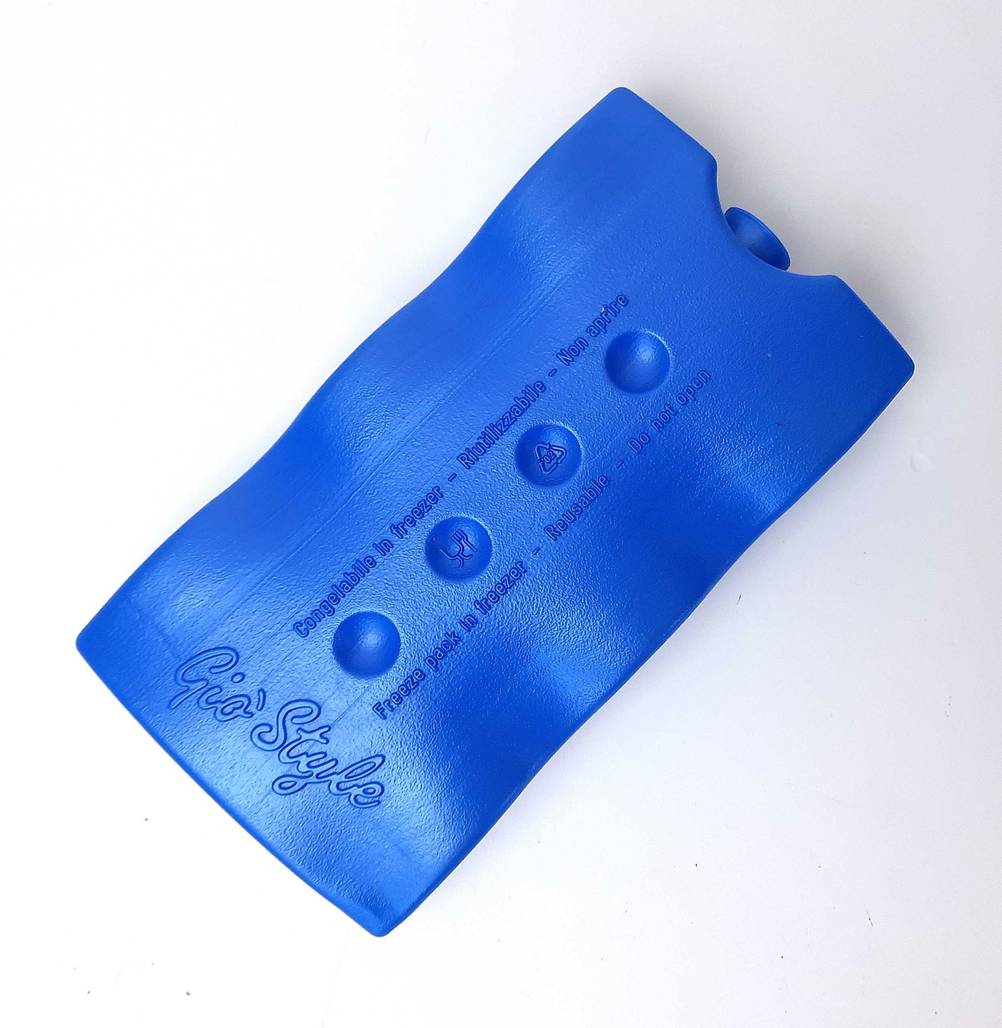 Der getestete Gel-Kühlakku in der Farbe Blau liegt auf einer weißen Fläche mit Blick von oben auf den Kühlakku.