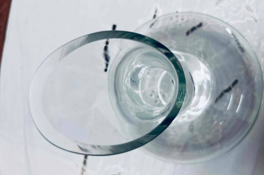 Im Test: Ein Weinbelüfter von oben auf einer weißen Fläche.