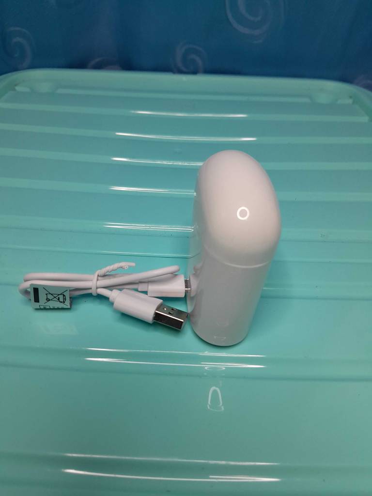 In-ear-noise-cancelling-Test: Das Case von Kopfhörern mit angeschlossenem Kabel.
