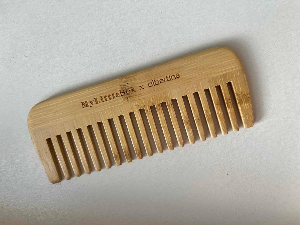 Kamm getestet: Ein Holzkamm liegt auf einer hellen Oberfläche